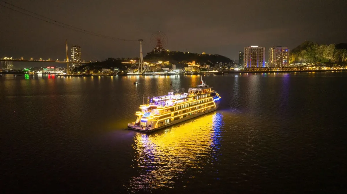 ĂN TỐI TRÊN DU THUYỀN LUNA CRUISE HẠ LONG - hình 1