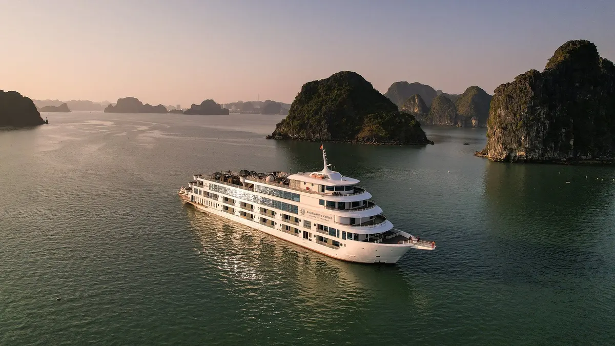 Du thuyền Ambassador thăm Vịnh Hạ Long trong ngày - hình 1