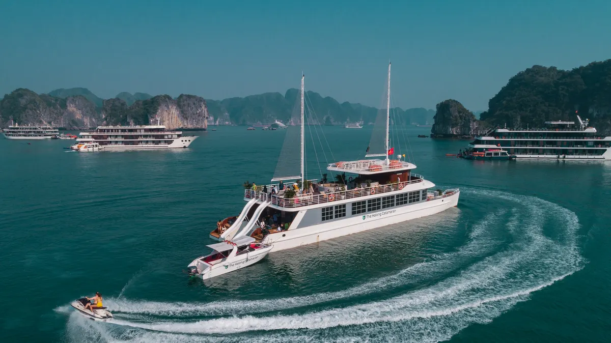 Du thuyền Catamaran Lan Hạ thăm Vịnh Lan Hạ trong ngày - ảnh chi tiết 3