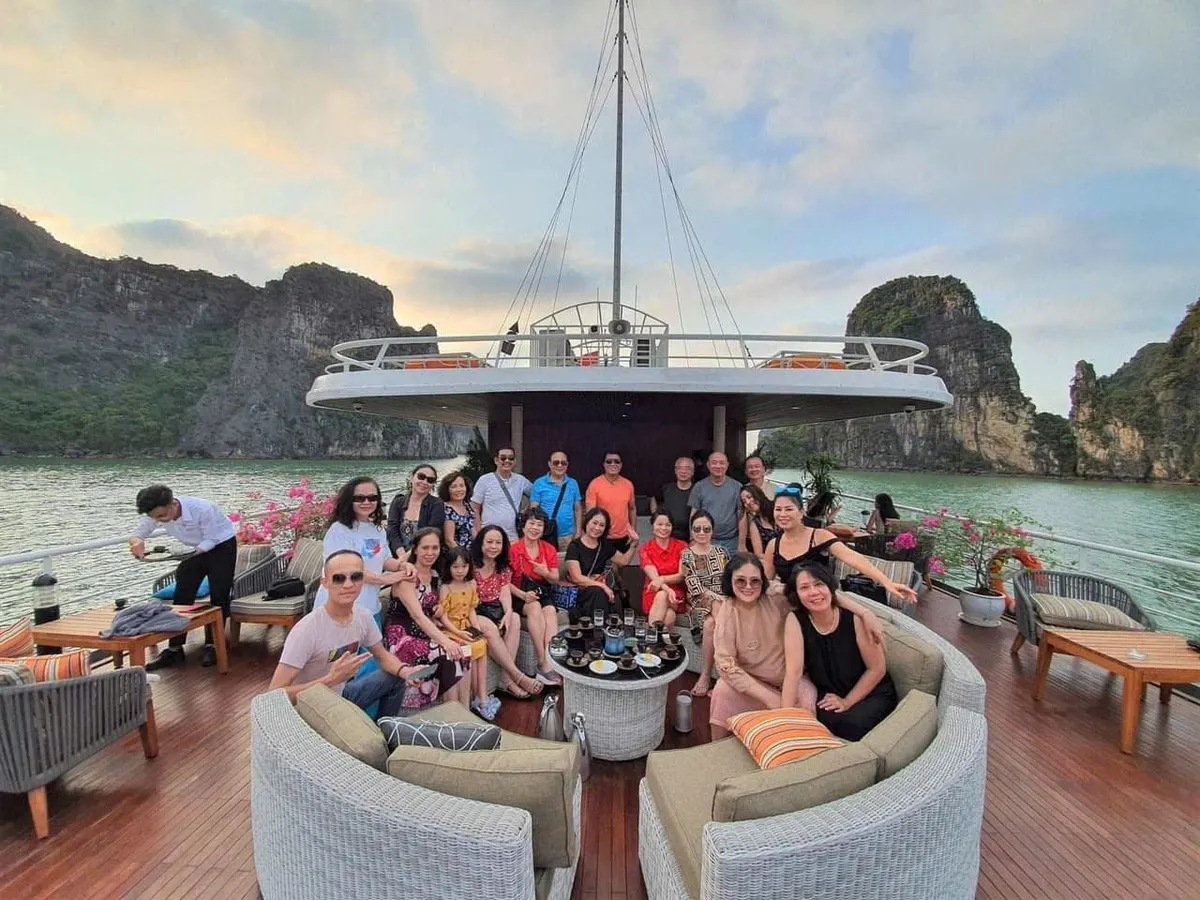 Du thuyền Catamaran Lan Hạ thăm Vịnh Lan Hạ trong ngày - ảnh chi tiết 8