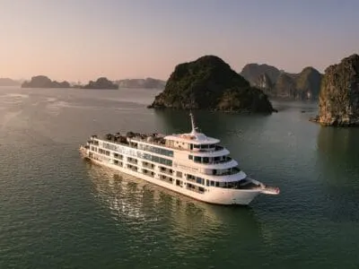 Du thuyền Ambassador thăm Vịnh Hạ Long trong ngày