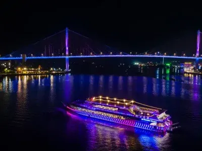 Du thuyền Paradise ăn tối trên Vịnh Hạ Long