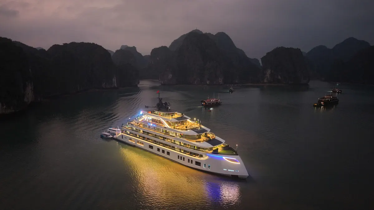 Du thuyền ngủ đêm Lan Hạ - Tulip Cruise - hình 1