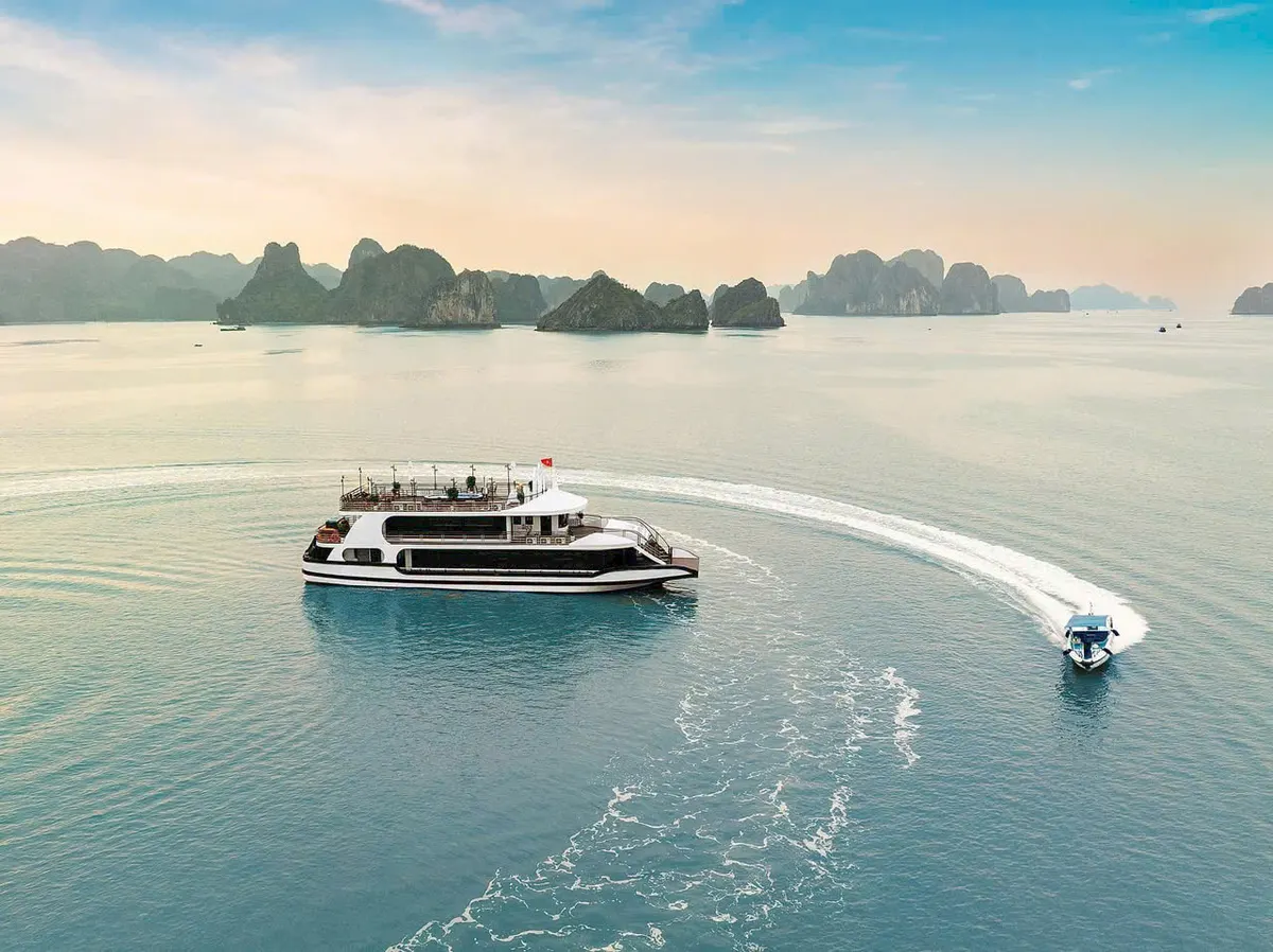 Tour Du thuyền tham quan Vịnh Hạ Long - hình 1